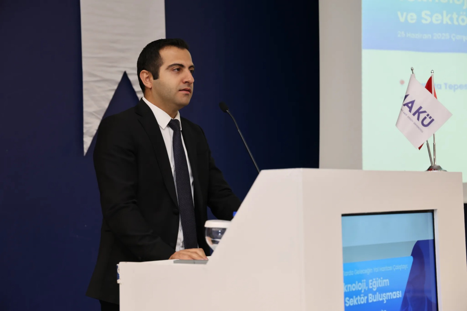 Mesleki Yeterlilik Kurumumuz, Burdur Mehmet Akif Ersoy Üniversitesi ev sahipliğinde gerçekleştirilen MYO’larda Geleceğin Yol Haritası Çalıştayında Türkiye Yeterlilikler Çerçevesi ve Süreçleri hakkında bilgilendirme sunumu yaptı.